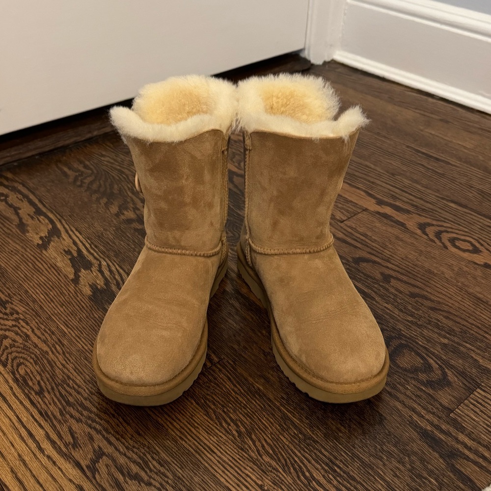 UGG Bailey Button Boot - EUC - size 7